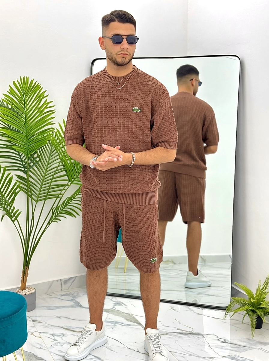 ensemble élégant composé d'un short et d'un polo
