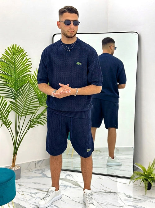 ensemble élégant composé d'un short et d'un polo