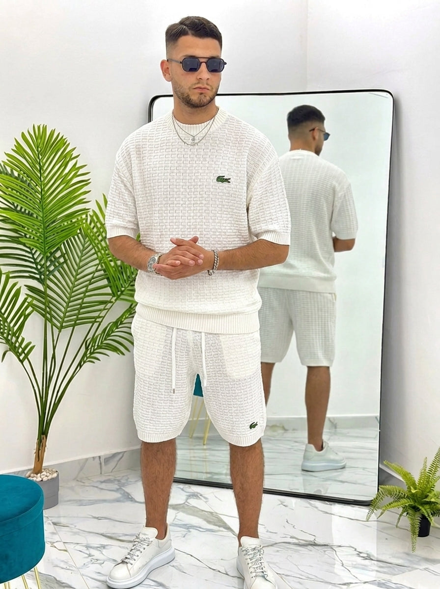 ensemble élégant composé d'un short et d'un polo